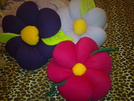 Красива възглавница във формата на цветя, изработени от плат, ръкоделие