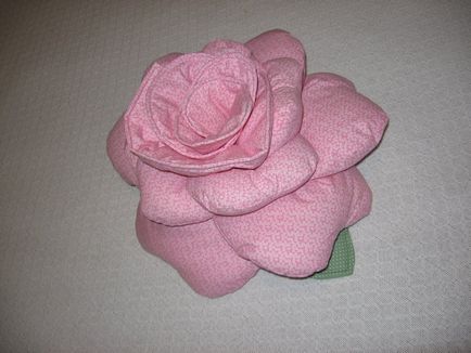 Красива възглавница във формата на цветя, изработени от плат, ръкоделие