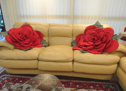 Красива възглавница във формата на цветя от плат, ръкоделие