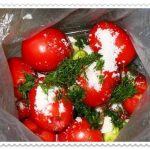 Бързо Рецепта за 5 минути осолени домати в пакета