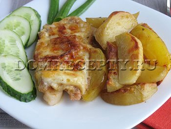 Свински пържоли с картофи и сирене в рецептата на фурна със снимка