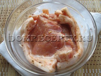 Свински пържоли с картофи и сирене в рецептата на фурна със снимка
