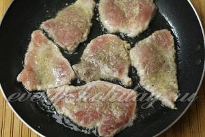 Пържоли с картофи в рецептата на фурна със снимка на свинско месо