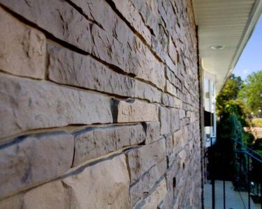 Обзавеждане на дома фасадни панели по правилата на инсталация камък