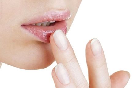 Подуването на причината и лечението устни (отстраняване на подуване от устата)