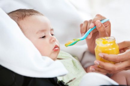 Първите твърди храни, как да влизат и как да започне допълнително хранене на бебето (правила)