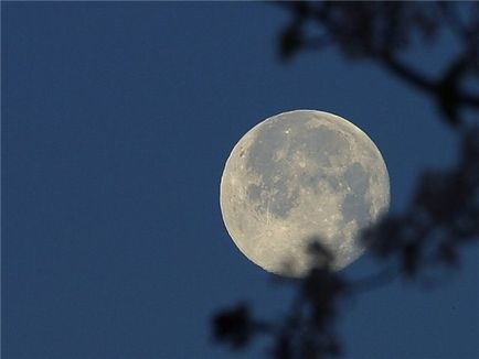 Защо луната блести през нощта