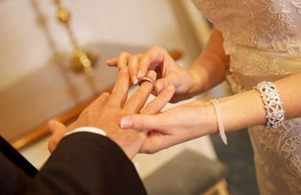 Защо венчален пръстен се носи на безименния пръст на традицията на