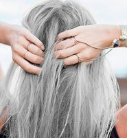 Защо растат сива коса на главата си (7 причини, лечение, какво да се прави)