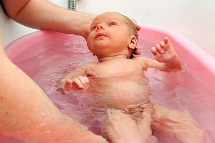 Бодлива топлина при новороденото изглежда и как да се отнасяме potnichku