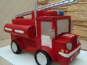 Пожар камион на хартия с ръцете си (снимка) като стъпка по стъпка да се направи пожарна кола с изваждането от кутията