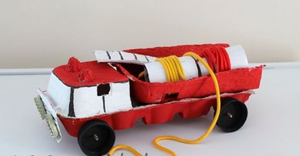 Пожарна кола с ръцете си, направена от картон, майсторски клас