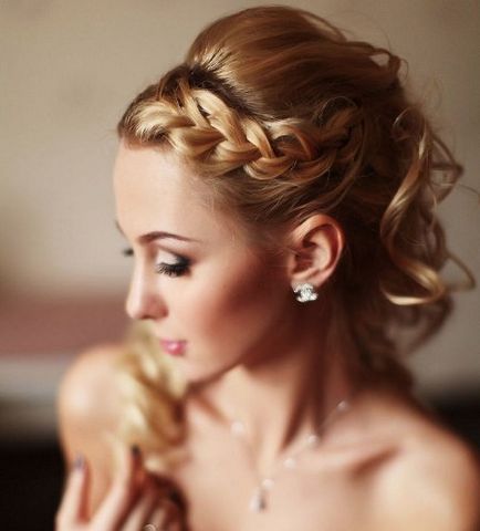 Прически за средна коса с плитки в прегледите на сватбени снимки