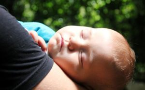 Детето спи само в ръцете на ефективни съвети за отбиване на бебето от навика