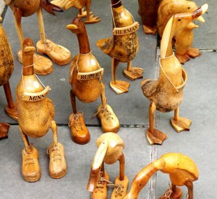 Изрязани фигури на животни, направени от дърво за градината