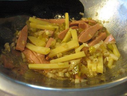 Салата с рецепти краставица и колбаси със сол и пресни краставици
