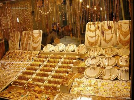Връчване на златото за доставка на заложната къща на благородни метали, колко да се продават за гарантиране на бижута Цена