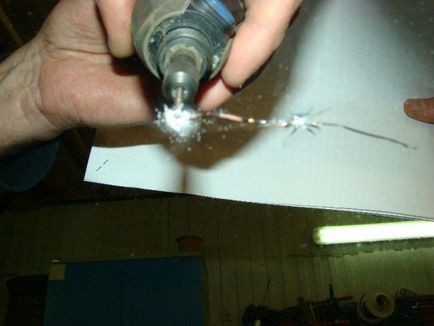 Съвети за ремонт на чипове, пукнатини и драскотини върху предното стъкло с ръцете си какво да правят с