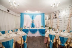 Сватба в синьо снимка на булката и младоженеца, украса на залата