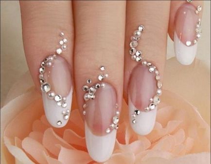 Сватба маникюр шеллак на къси нокти с кристали дизайн снимка