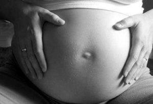 Тъмната ивица на корема на бременни жени от къде идва и какво може да каже