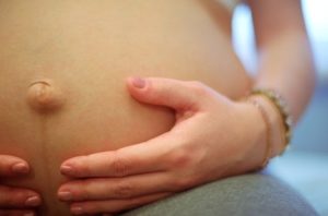 Тъмната ивица на корема на бременни жени от къде идва и какво може да каже