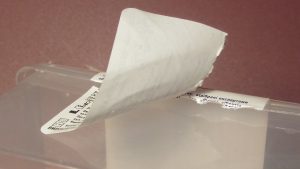 Премахване на лепило от етикети с пластмасови основни начина