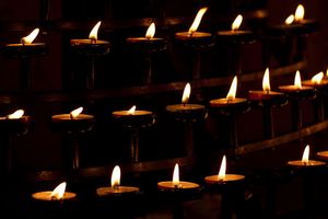 Защо сложи свещ в църквата
