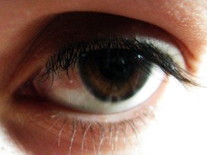Как да премахнете петната в окото