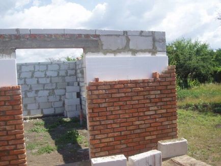 Топлото къща от газобетон от външната страна с ръцете си (от външната страна) Топлото къща от газобетон от външната страна с ръцете си