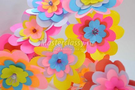 Цветя направени от хартия с децата