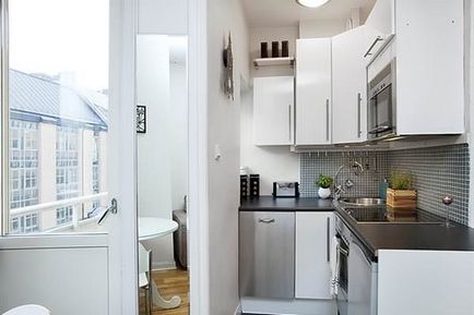 Кухненски дизайн с балкон снимка малка кухня с балкон и праг на вътрешна врата,