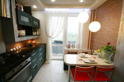 Кухненски дизайн с балкон снимка малка кухня с балкон и праг на вътрешна врата,