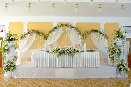 Гирлянди от цветя за сватба, един прост начин да направят празника специална атмосфера на колоната