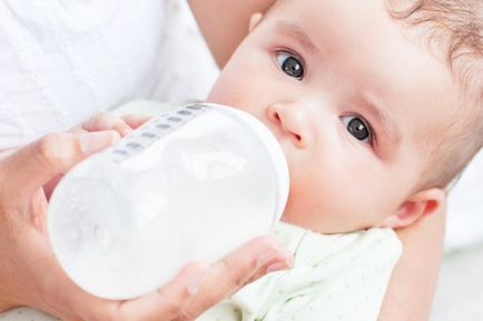 Колко често да се хранят новородено бебе с кърма и смес от