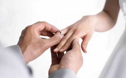 Каква трябва да бъде годежен пръстен е как да изберем сватбени аксесоари