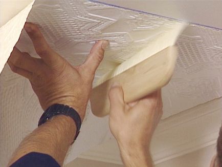 Как да се мотае тапет на тавана (таван) правилно винил тавана (фото и видео ръководство)
