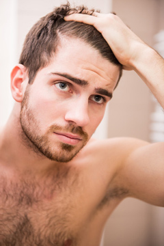 Как да се спре загубата на коса при мъжете в ранна възраст от основните причини за популярните инструменти и