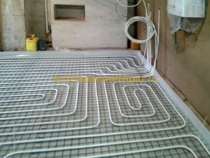 Как да се сложи топла вода етаж с ръцете си - видовете и етапи за инсталиране, магистърски препоръки