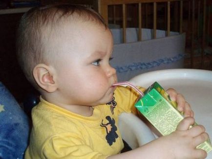 Как да се научи детето да пие от тръбата
