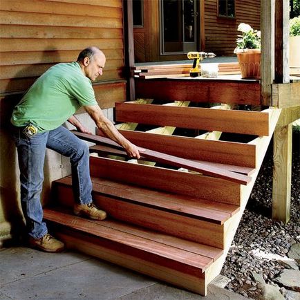 Как да се съберат дървена стълба с ръцете си с въртенето на сглобяеми елементи