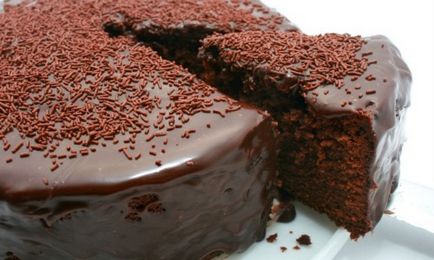 Как да украсят шоколадова торта у дома
