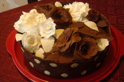 Как да украсят шоколадова торта у дома