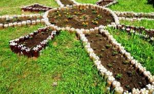 Flowerbeds на пластмасови бутилки (бутилки) Легла на пластмасови бутилки
