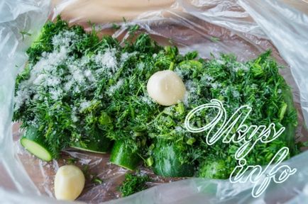 Солени краставички в пакет с чесън - рецепта със снимки