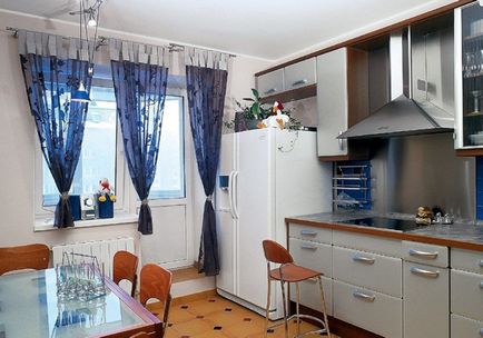 Една малка кухня с балкон възможности за дизайн