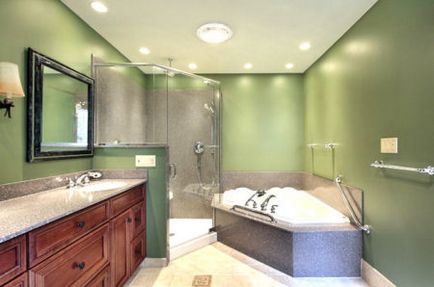 Таванът на влагоустойчив гипсокартон в банята с неговата снимка ръце
