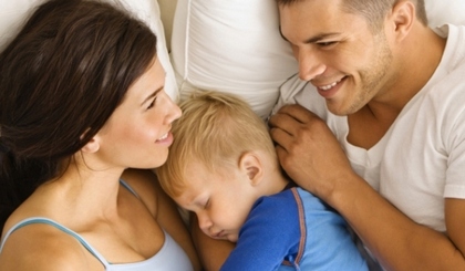 Бебе спи с родителите - плюсове и минуси, как да се отбиват детето спи с родителите