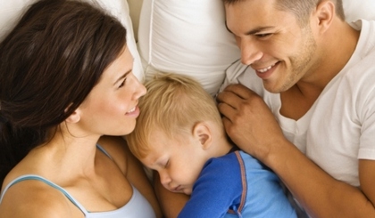 Бебе спи с родителите - плюсове и минуси, как да се отбиват детето спи с родителите си (деца) Бебе спи с родителите - плюсове и минуси, как да се отбиват детето спи с родителите