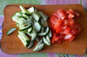 Рецепта за салата от зеле, краставици и домати